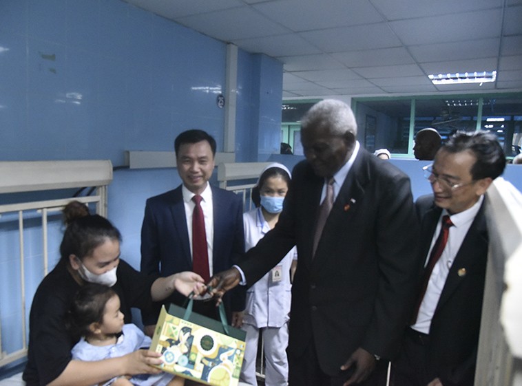 Chủ tịch Quốc hội Cuba Esteban Lazo Hernandez thăm hỏi và tặng quà bệnh nhi tại Bệnh viện Hữu nghị Việt Nam-Cuba.