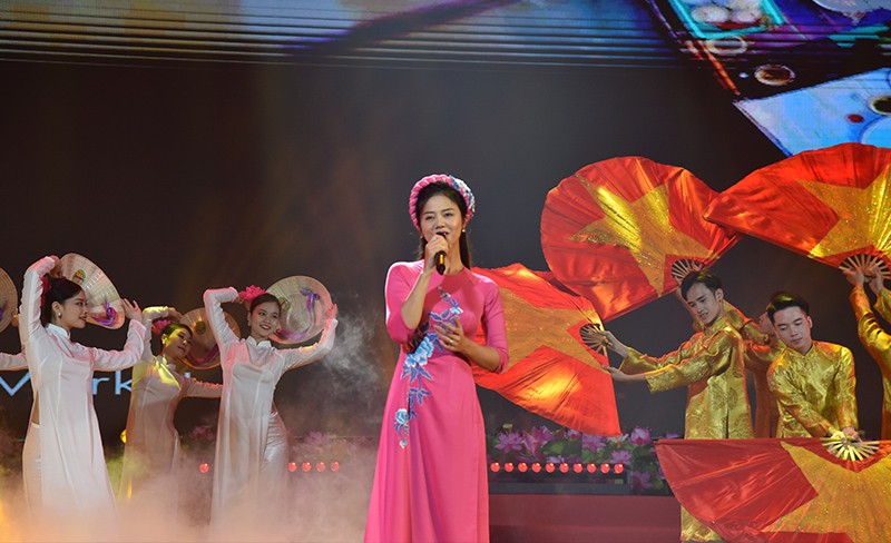 Biểu diễn văn nghệ chào mừng Lễ Kỷ niệm tại tỉnh Quảng Trị, chiều 26/9.