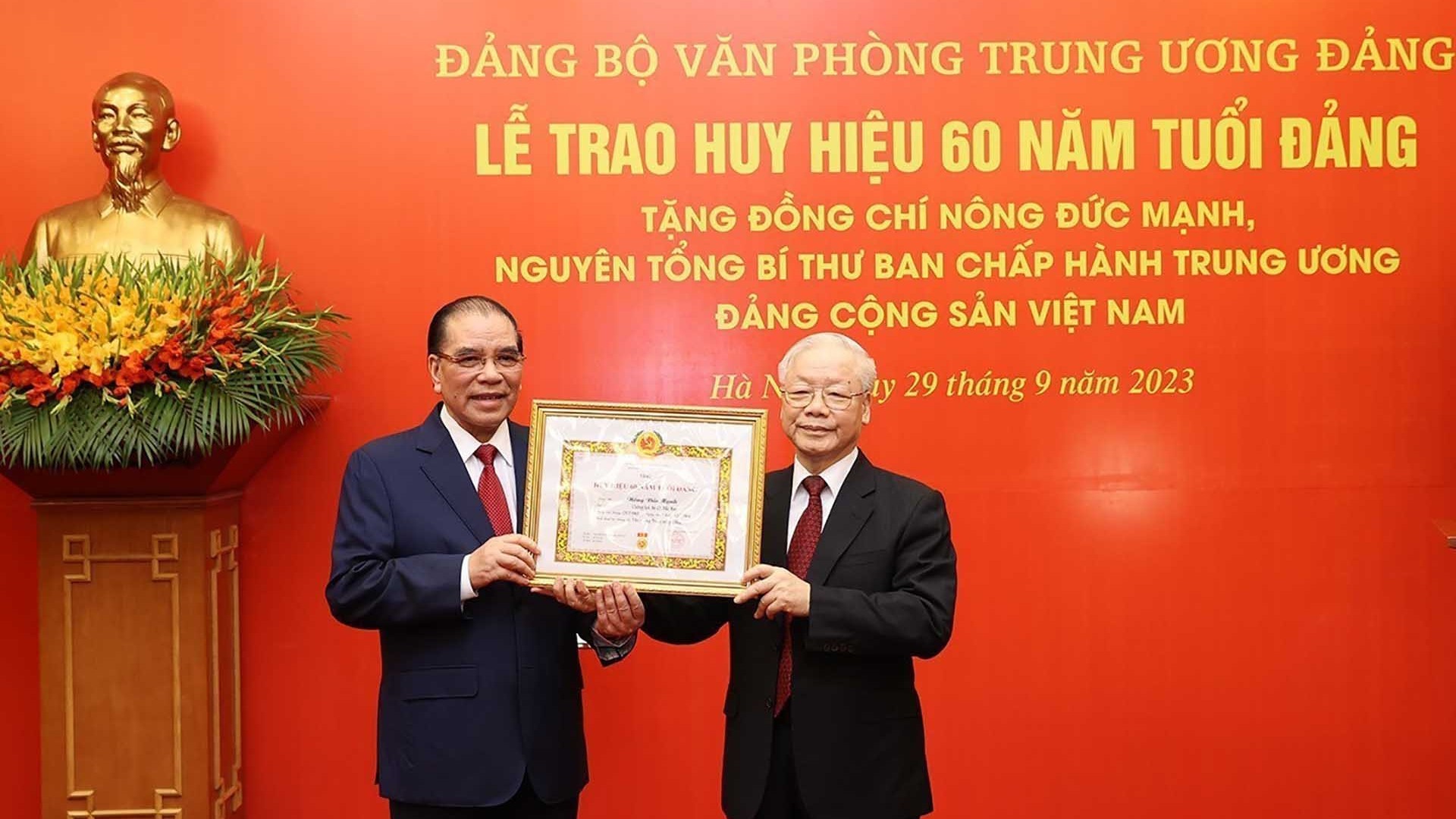 Trao Huy hiệu 60 năm tuổi Đảng tặng nguyên Tổng Bí thư Nông Đức Mạnh