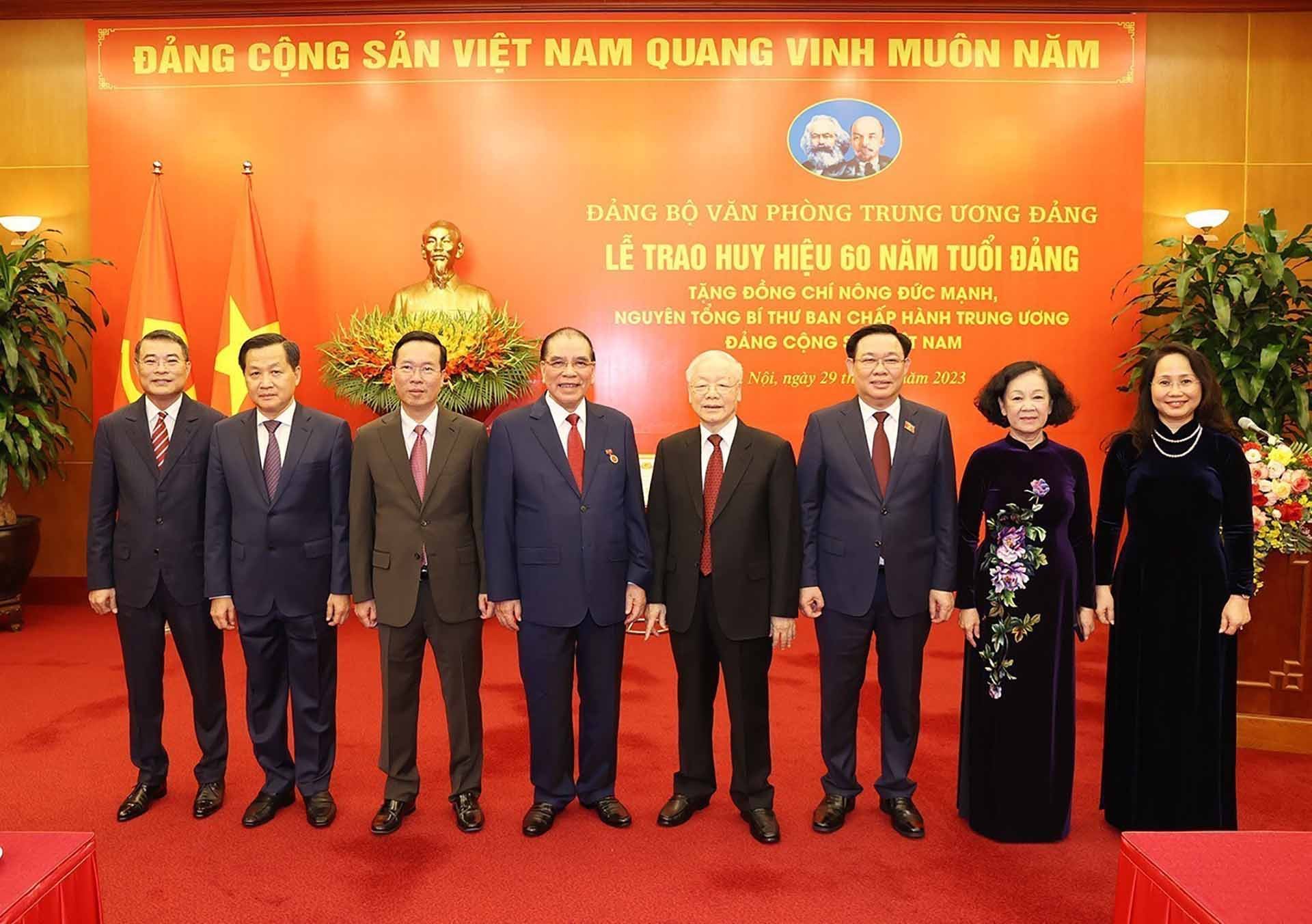 Tổng Bí thư Nguyễn Phú Trọng và nguyên Tổng Bí thư Nông Đức Mạnh cùng các đồng chí lãnh đạo Đảng, Nhà nước. (Nguồn: TTXVN)
