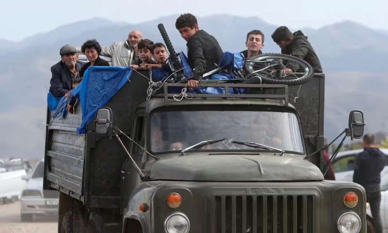 Người dân Armenia rời khỏi Nagorno-Karabakh. Ảnh: AP