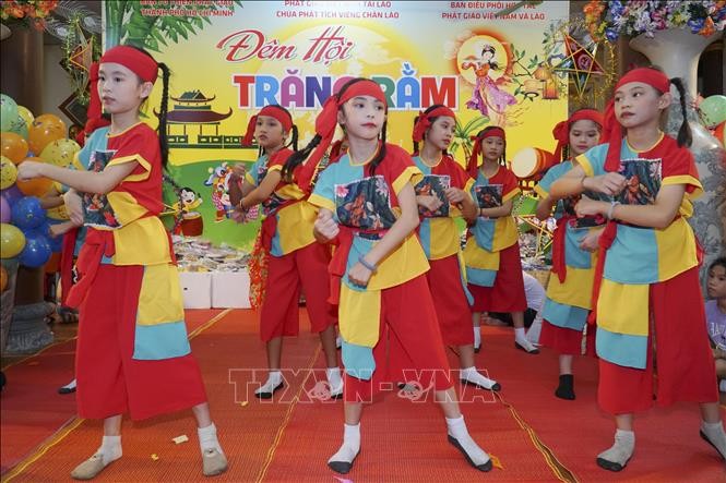 Vietnamese children around the world enjoy Mid-Autumn Festival