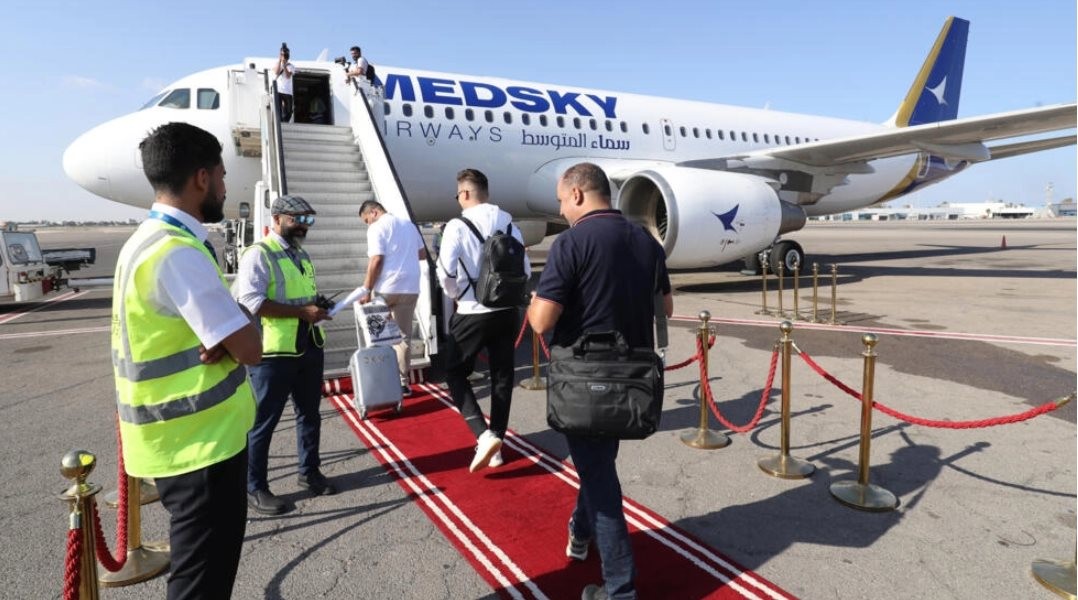 Hành khách lên chuyến bay đầu tiên từ Tripoli đến Rome vào ngày 30 tháng 9 năm 2023 sau khi chính phủ Ý dỡ bỏ lệnh cấm hàng không kéo dài 10 năm đối với hàng không dân dụng Libya. © Mahmud Turkia, AFP