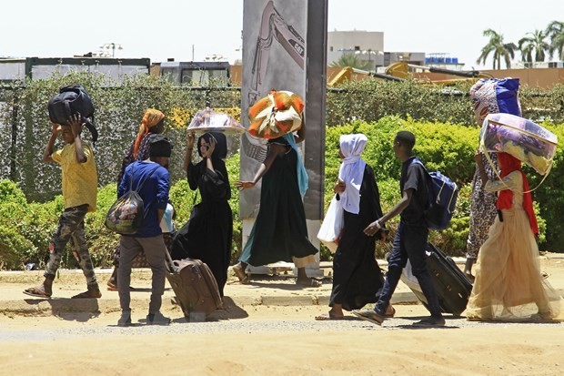 Người dân sơ tán tránh xung đột tại Khartoum, Sudan ngày 18/4/2023. (Ảnh: AFP