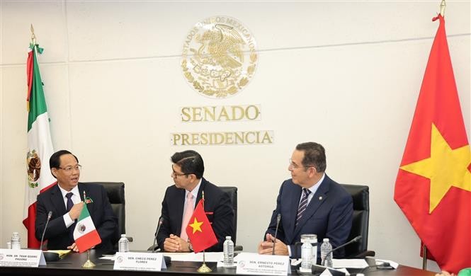 Phó Chủ tịch Quốc hội Trần Quang Phương hội kiến với Phó Chủ tịch thứ Nhất Thượng viện Sergio Pérez Flores. Ảnh: Phi Hùng - phóng viên TTXVN tại Mexico.