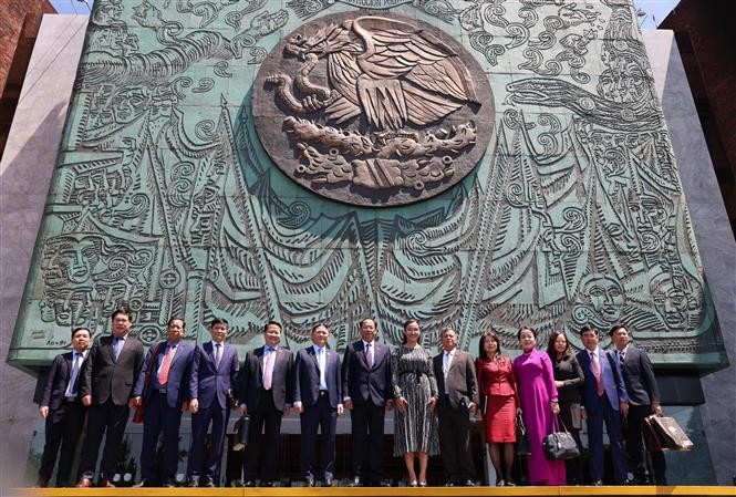 Đoàn đại biểu Quốc hội Việt Nam chụp ảnh lưu niệm cùng lãnh đạo Hạ viện Mexico. Ảnh: Phi Hùng - phóng viên TTXVN tại Mexico.