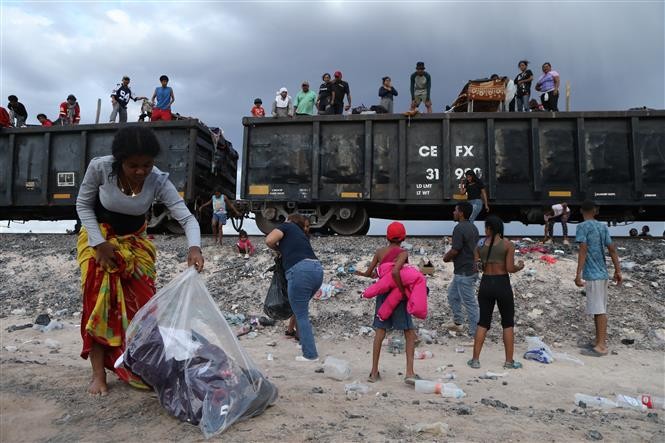 Người di cư mắc kẹt ở biên giới Mexico-Mỹ: Di chuyển trên những 'quái vật' đường sắt mong cơ hội đổi đời