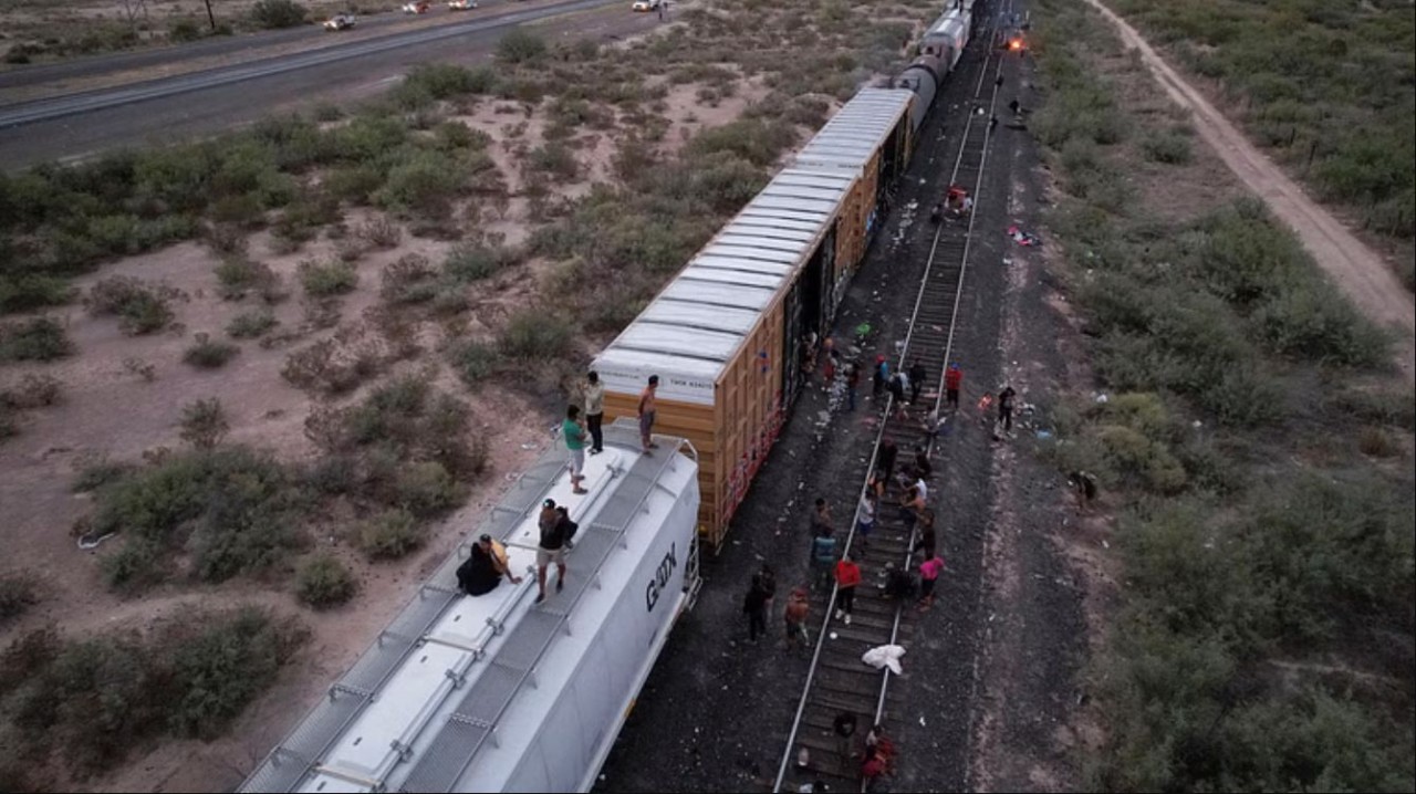 Những người di cư đi tàu hỏa đến Ciudad Juarez trong nỗ lực đến Hoa Kỳ, đợi gần các toa tàu trong khi bị mắc kẹt gần Villa Ahumada, bang Chihuahua, Mexico ngày 29 tháng 9 năm 2023. REUTERS