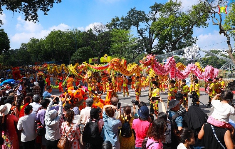 Carnaval Thu Hà Nộ rực rỡ sắc màu
