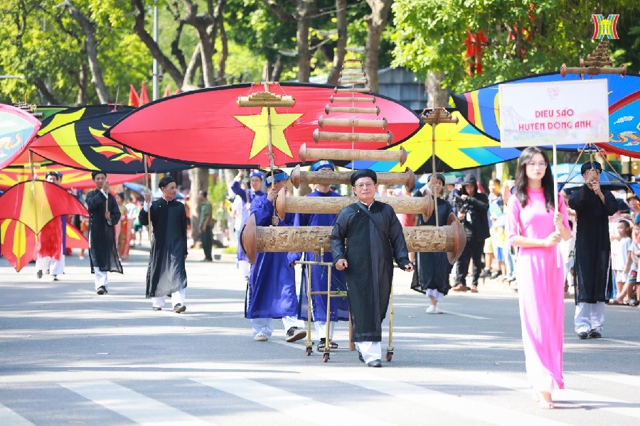 Hanoi Autumn Carnival spices up pedestrian space around Hoan Kiem Lake