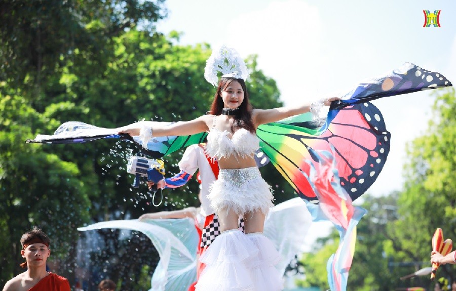 Những khoản khắc Carnaval Thu Hà Nộ rực rỡ sắc màu