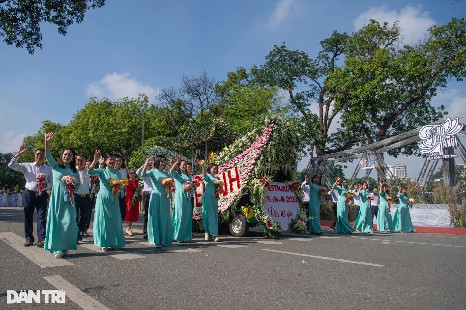 Hanoi Autumn Carnival spices up pedestrian space around Hoan Kiem Lake