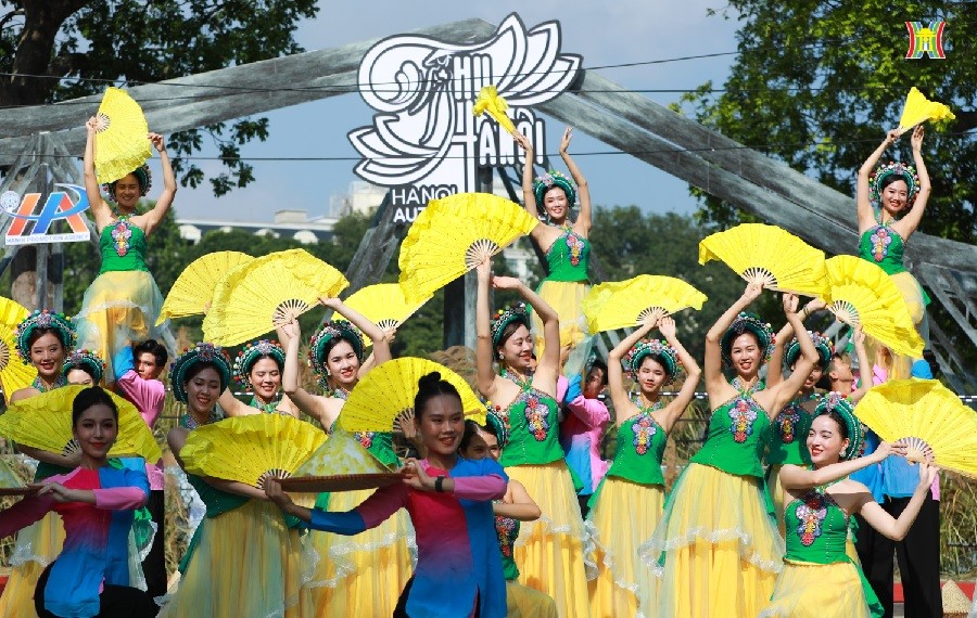 Những khoản khắc Carnaval Thu Hà Nộ rực rỡ sắc màu