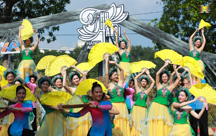 Hanoi Autumn Carnival spices up pedestrian space around Hoan Kiem Lake