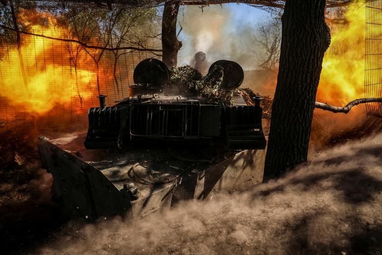 Quân nhân Ukraine thuộc lữ đoàn tấn công miền núi số 10 Edelveis bắn pháo tự hành 2S1 Gvozdika về phía quân đội Nga, tại một vị trí ở vùng Donetsk, Ukraine, ngày 26/9. Pháo tự hành 2S1 Gvozdika (tiếng Nga: 2С1 “Гвоздика” nghĩa là hoa cẩm chướng) do Liên X