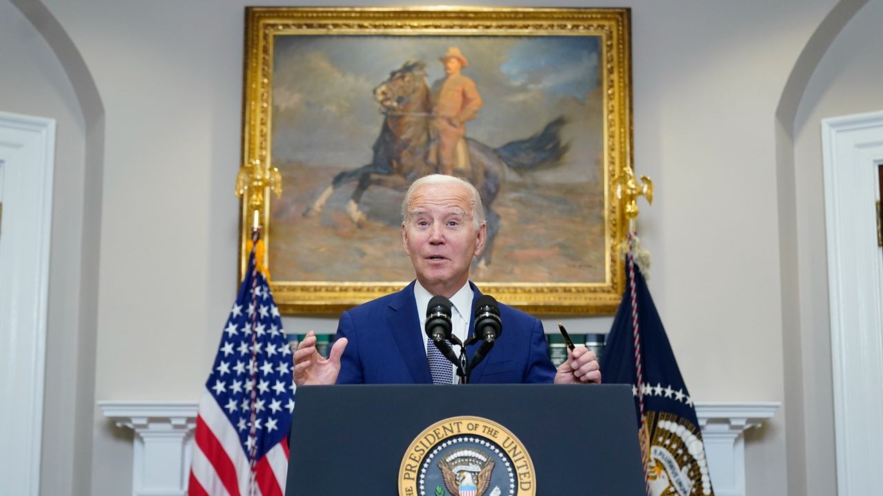 (10.02) Tổng thống Mỹ Joe Biden khẳng định nước này sẽ tiếp tục viện trợ quân sự cho Ukraine, bất chấp diễn biến mới đây ở Washington. (Nguồn: AP)