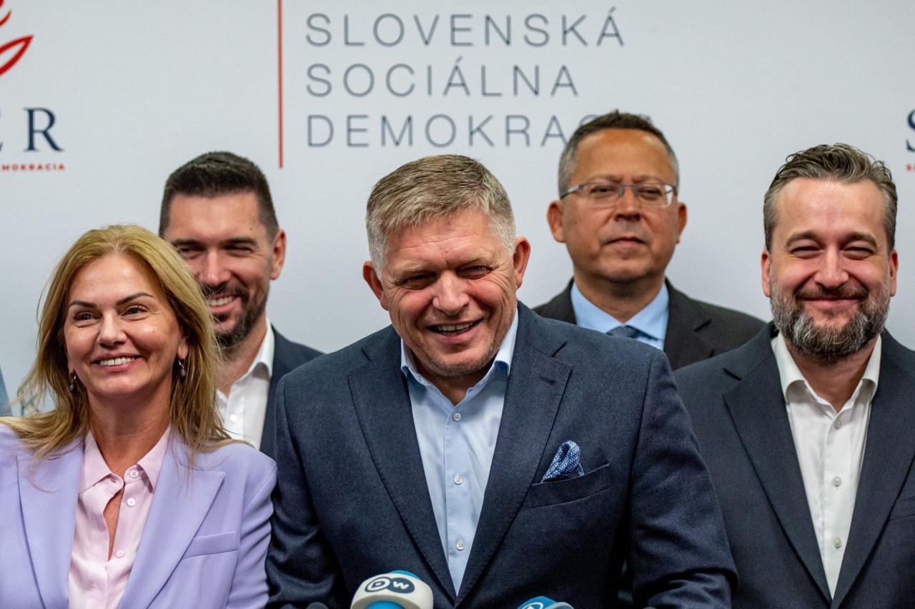 (02.10) Cựu Thủ tướng Robert Fico (giữa) lãnh đạo đảng Smer-SD, cùng đồng minh ăn mừng chiến thắng trong cuộc bầu cử Slovakia. (Nguồn: Martin Divisek/EFE-EPA)