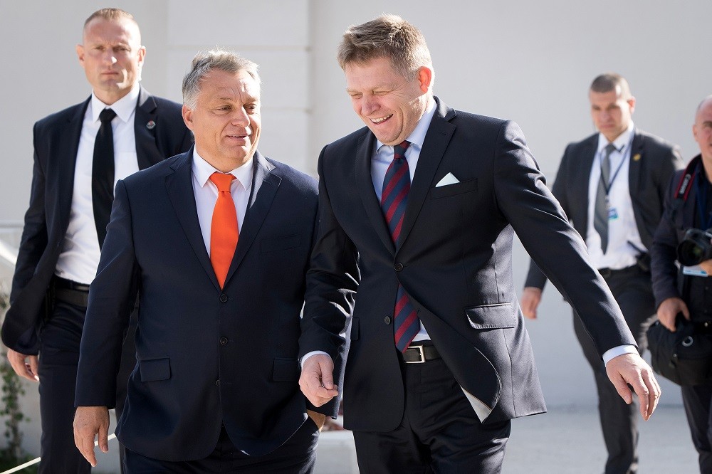 (02.10 Sự kết hợp giữa ông Robert Fico (thứ hai từ phải sang) và Thủ tướng Hungary Viktor Orban (thứ hai từ trái sang), hai chính trị gia có lập trường cứng rắn, có thể khiến EU, NATO gặp khó. (Nguồn: AFP/Getty Images)
