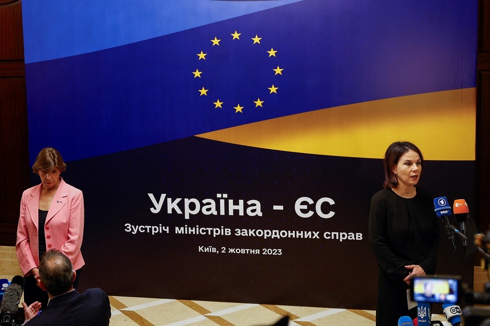 (10.02) Ngoại trưởng Pháp Catherine Colonna (trái) và người đồng cấp Đức Annalena Baerbock trả lời họp báo tại Kiev, Ukraine ngày 2/10. (Nguồn: Reuters)