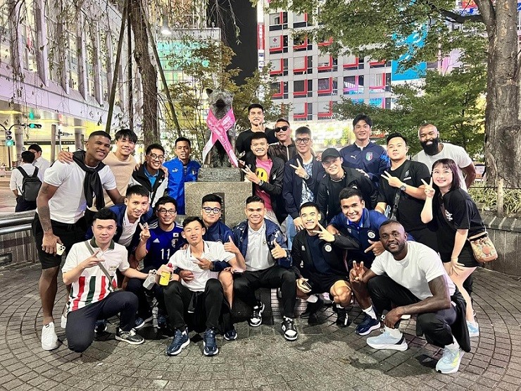 Ngày 2/10, nhóm cầu thủ Hà Nội rủ nhau đi chơi tối ở Tokyo. Với nhiều cầu thủ Hà Nội, đây là lần đầu tiên được đặt chân tới Nhật Bản. 