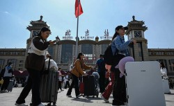 Người dân đổ xô đi du lịch như 'chim sổ lồng', đây mới là ngành kinh tế hồi phục mạnh mẽ nhất ở Trung Quốc