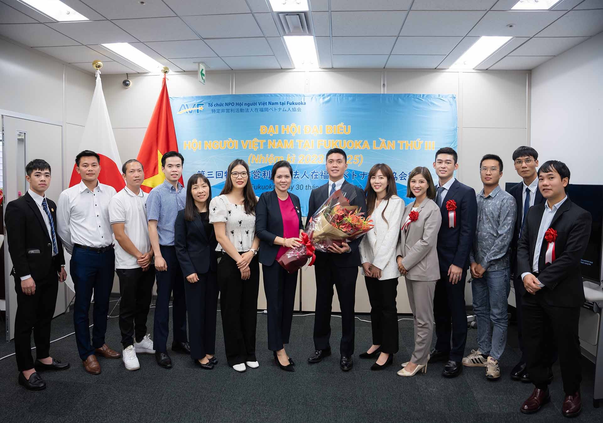 Tổng lãnh sự Vũ Chi Mai tặng hoa chúc mừng tân Chủ tịch Hội Nguyễn Duy Anh.