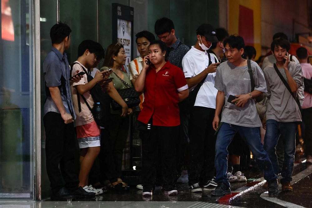 (10.03) Nhiều người dân đã tháo chạy khỏi hiện trường vụ xả súng tại trung tâm thương mại tại thủ đô Bangkok, Thái Lan. (Nguồn: AFP/Getty Images)