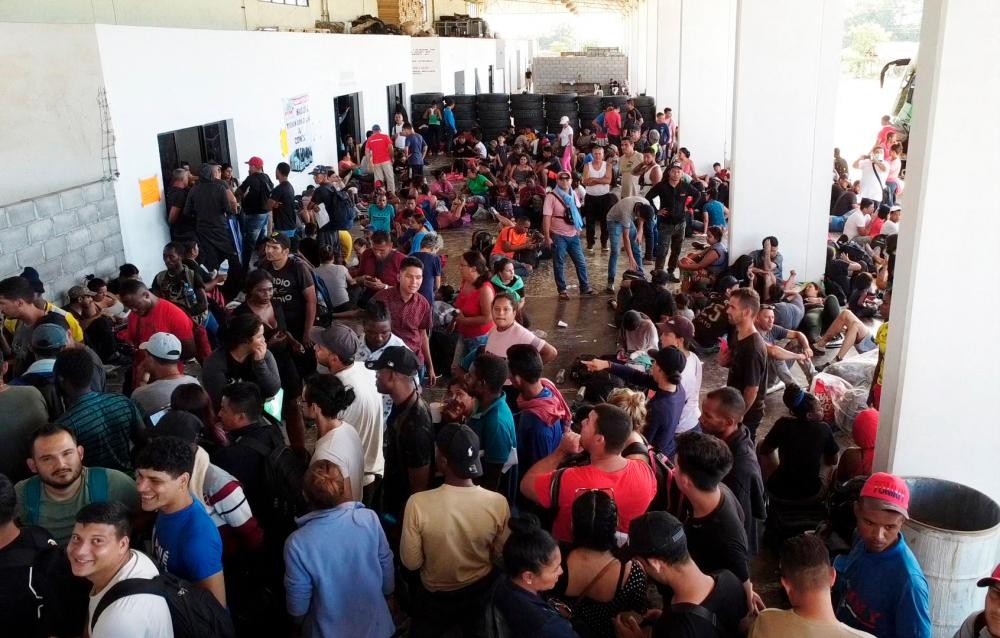 Người di cư chờ mua vé xe buýt tại bến xe ở thành phố Juchitan, bang Oaxaca, ngày 29/9/2023. (Nguồn: AFP)