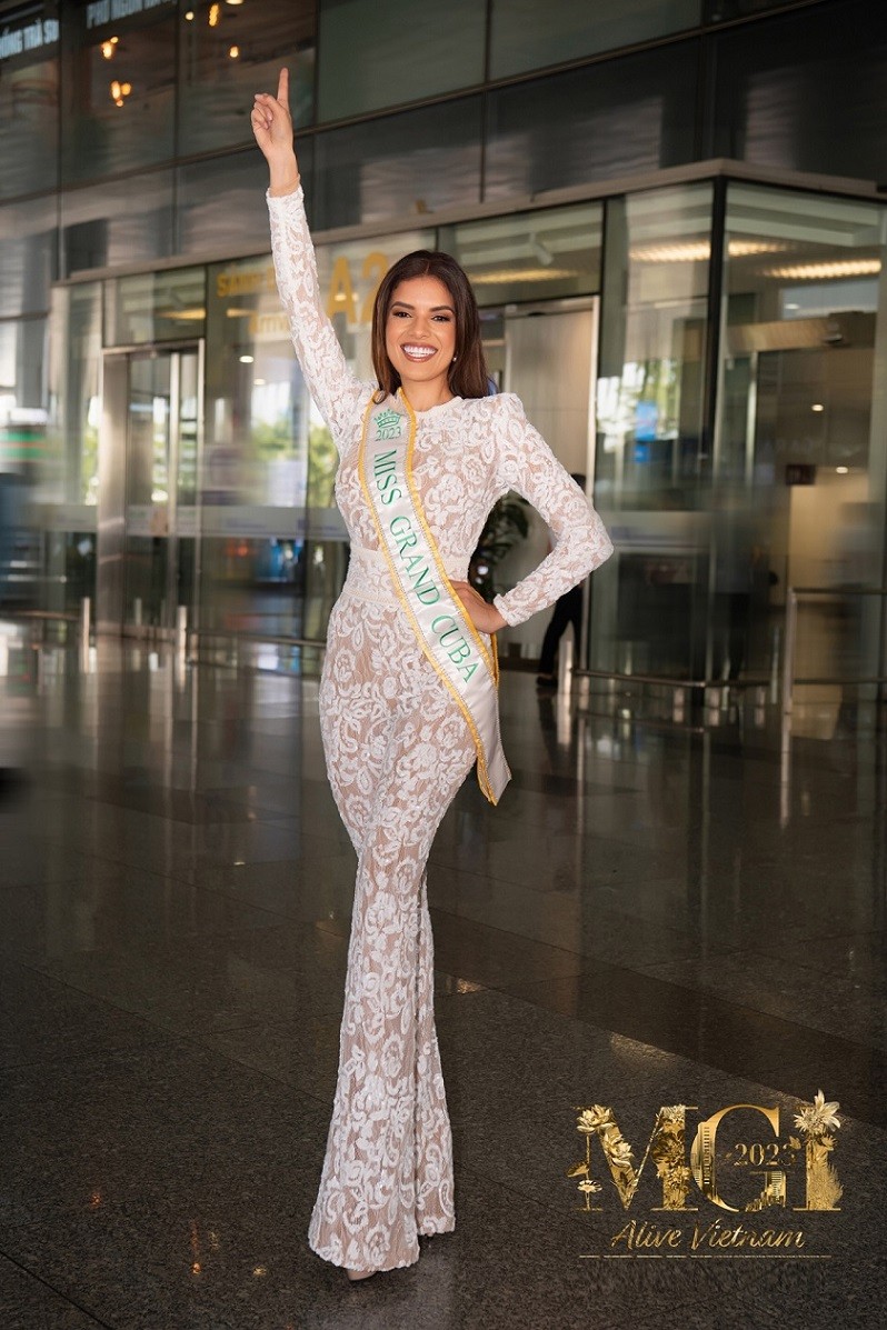 Hoa hậu Cuba rạng rỡ khi đáp xuống sân bay quốc tế Nội Bài dù trải qua chuyến bay dài.