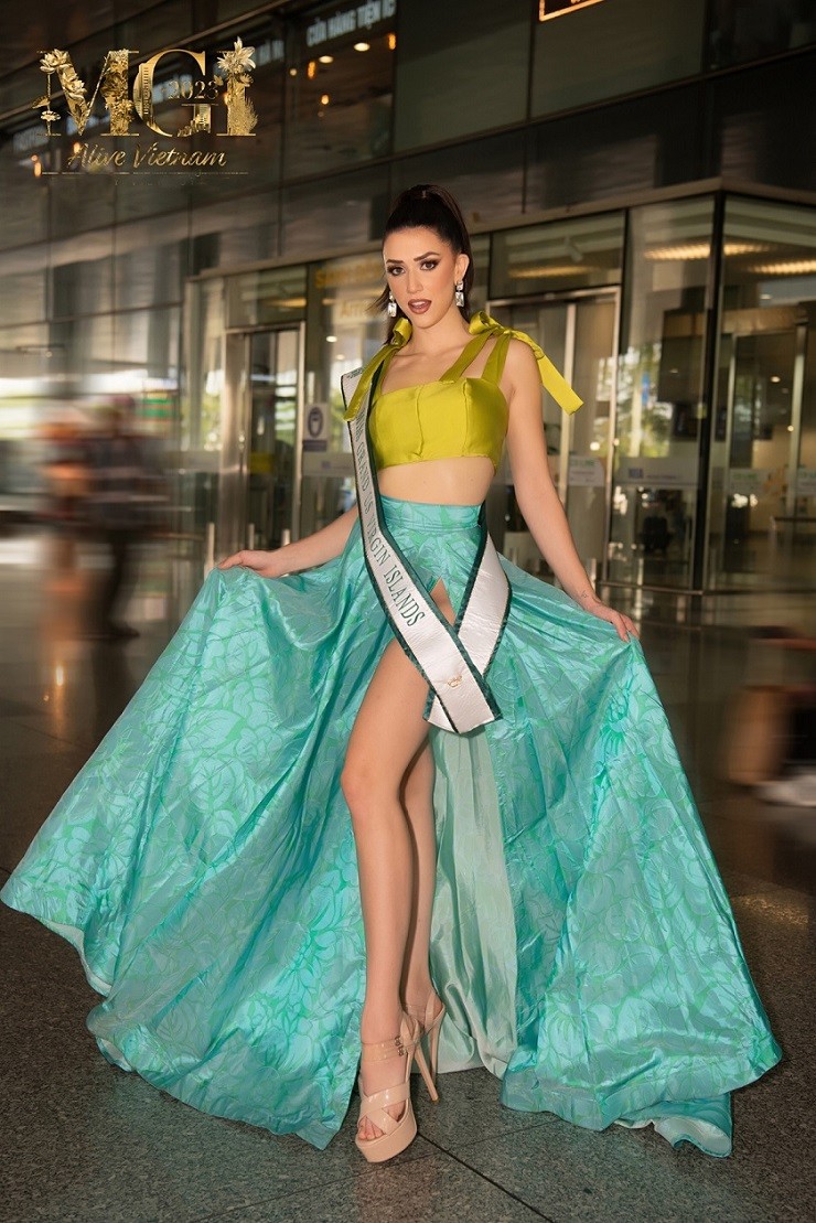 Miss Grand US Virgin Islands gây ấn tượng với trang phục gợi cảm khoe eo thon và đôi chân dài.