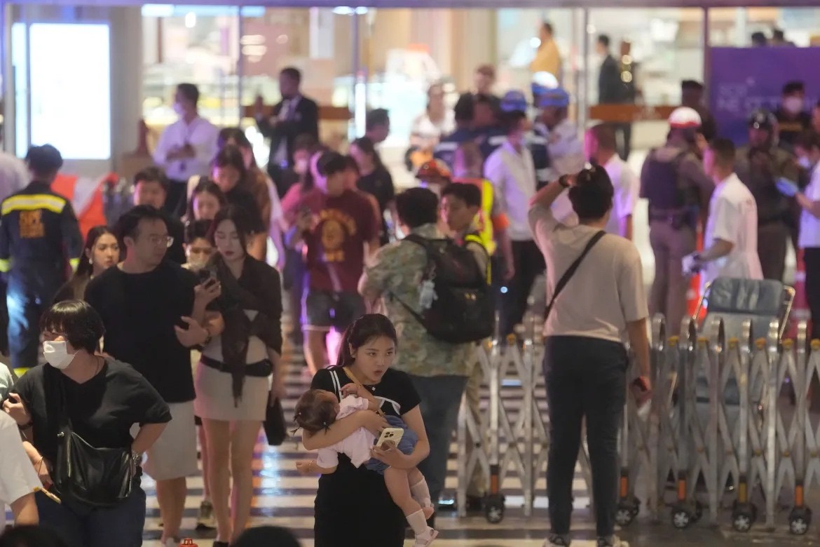 Khung cảnh hỗn loạn tại vụ xả súng tại một trung tâm thương mại ở Bangkok, Thái Lan
