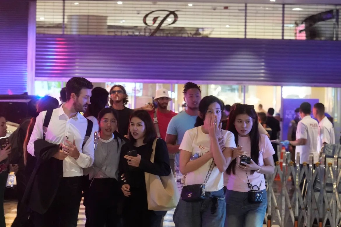 Khung cảnh hỗn loạn tại vụ xả súng tại một trung tâm thương mại ở Bangkok, Thái Lan