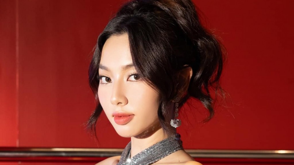 Hoa hậu Thùy Tiên gợi cảm, nuột nà tuổi 25