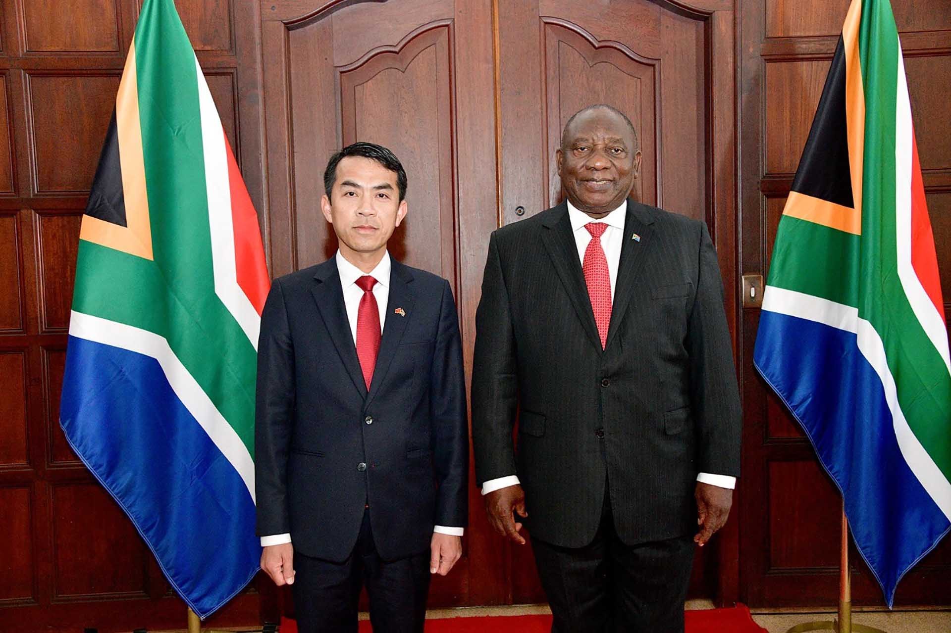 Đại sứ Hoàng Sỹ Cường trình Thư ủy nhiệm của Chủ tịch nước Võ Văn Thưởng lên Tổng thống Nam Phi Cyril Ramaphosa.