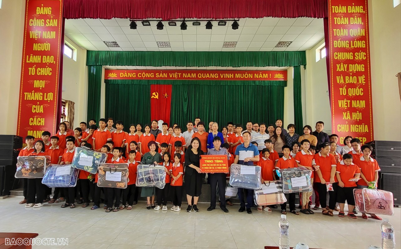 Công đoàn Bộ Ngoại giao trao quà cho trẻ em mồ côi Hà Tĩnh