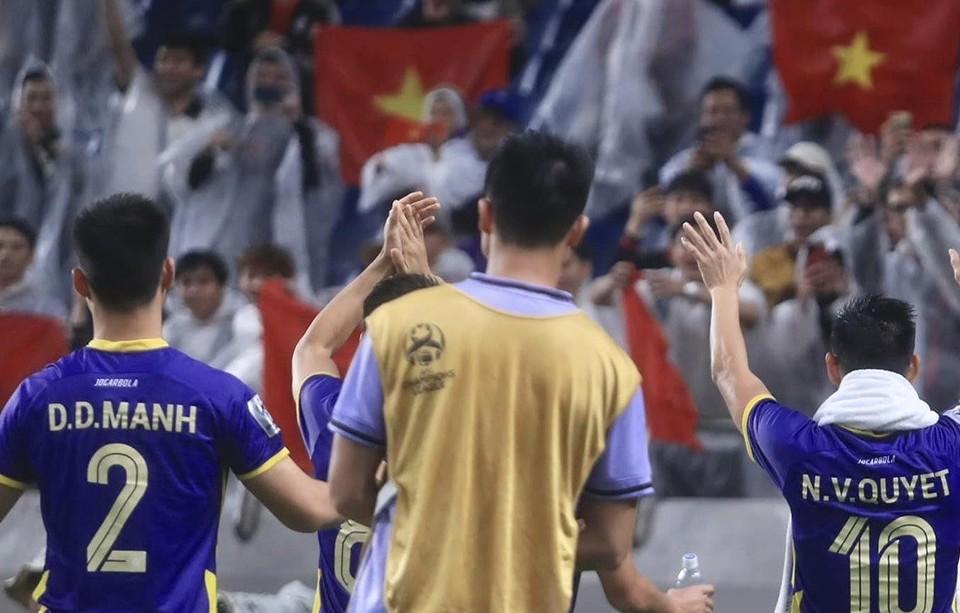 AFC Champions League: Kiều bào Việt Nam tại Nhật Bản đội mưa cổ vũ tinh thần Hà Nội FC