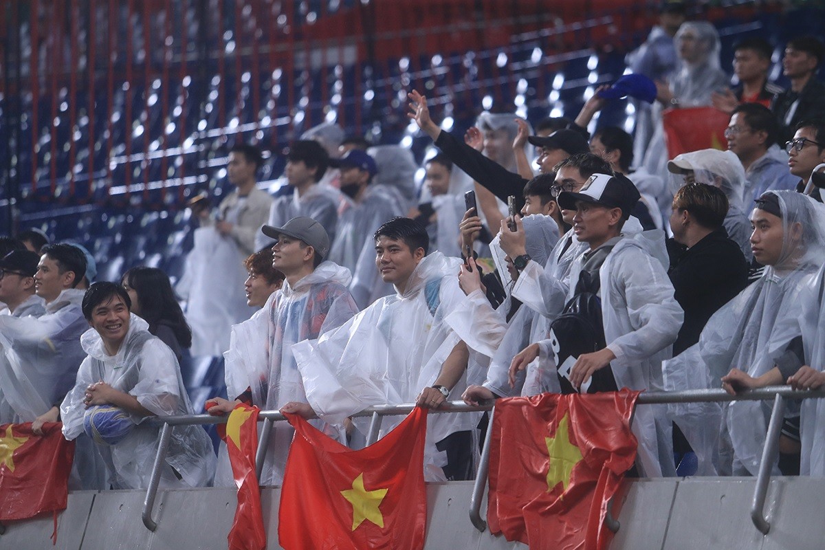 Dù trời mưa rất to, nhiều kiều bào Việt Nam sinh sống tại Nhật Bản vẫn có mặt tại SVĐ Saitama để tiếp lửa cho Hà Nội FC. Sau trận, họ nán lại để động viên Văn Quyết cùng các đồng đội.