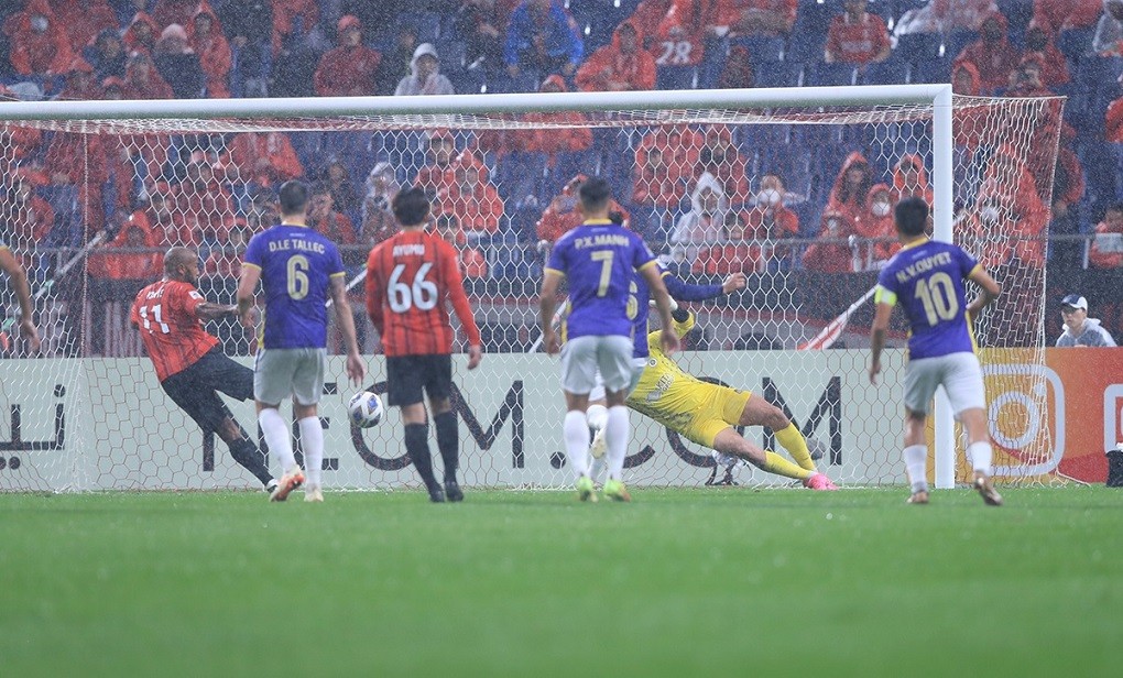 Trong khi đó, Urawa Red Diamonds thể hiện sự vượt trội khi ghi tới 6 bàn vào lưới Hà Nội FC, chia đều cho 2 hiệp. 
