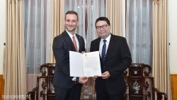 Trao Giấy Chấp nhận lãnh sự cho Lãnh sự danh dự của Armenia tại TP.  Hồ Chí Minh