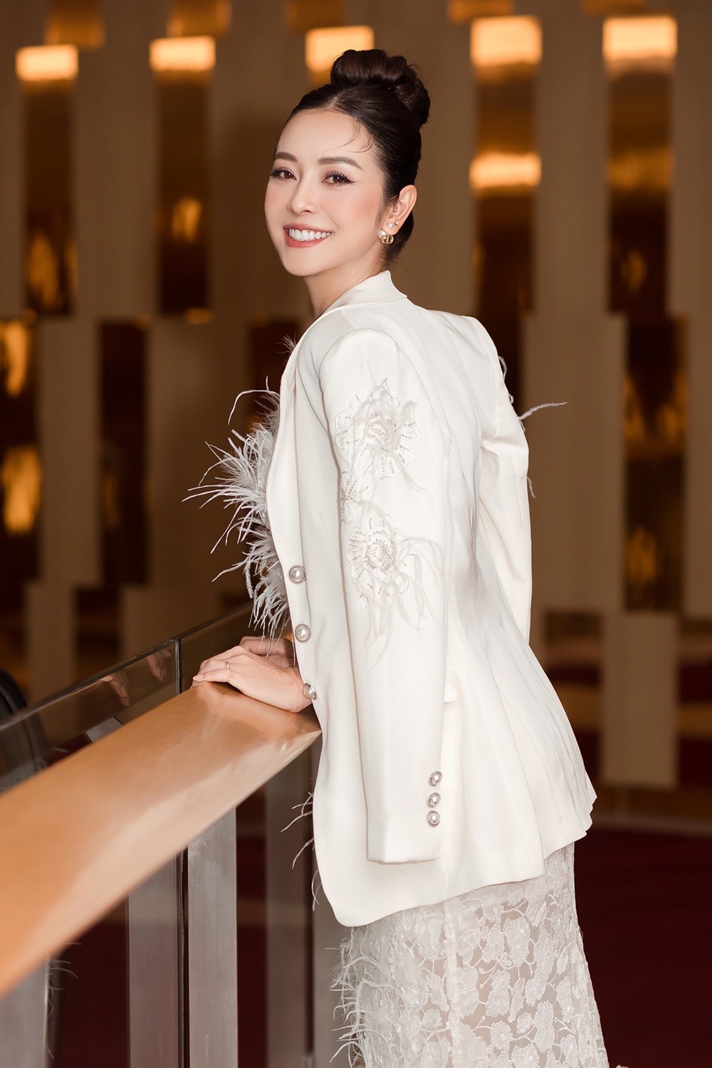 Hoa hậu Jennifer Phạm đẹp như nữ sinh với đầm trắng