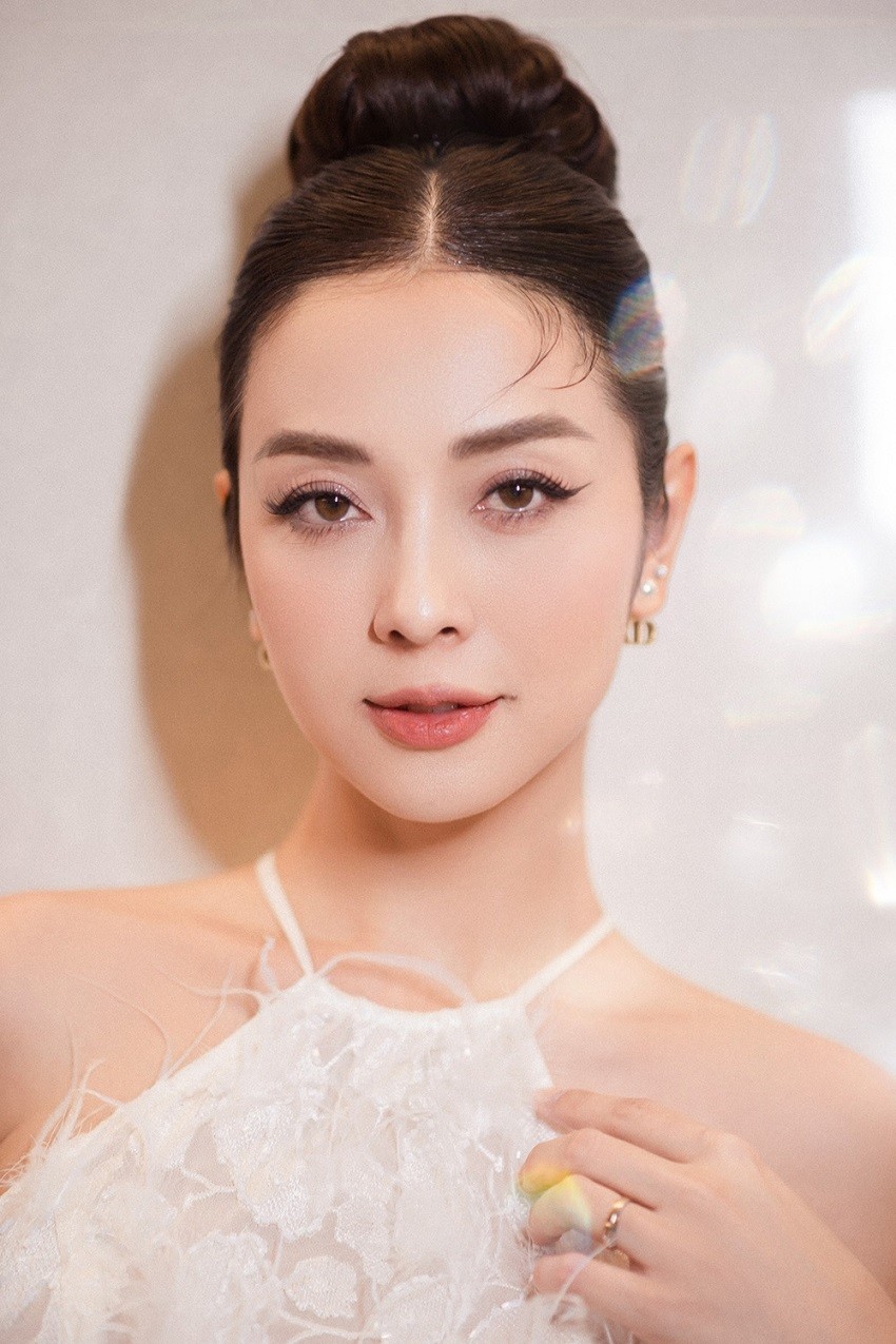 Hoa hậu Jennifer Phạm đẹp như nữ sinh với đầm trắng