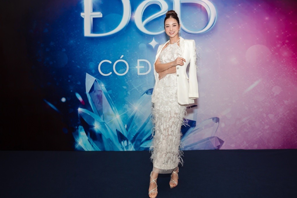 Hoa hậu Jennifer Phạm đẹp như nữ sinh với đầm trắng tinh tế kết hợp trang điểm kiểu trong veo