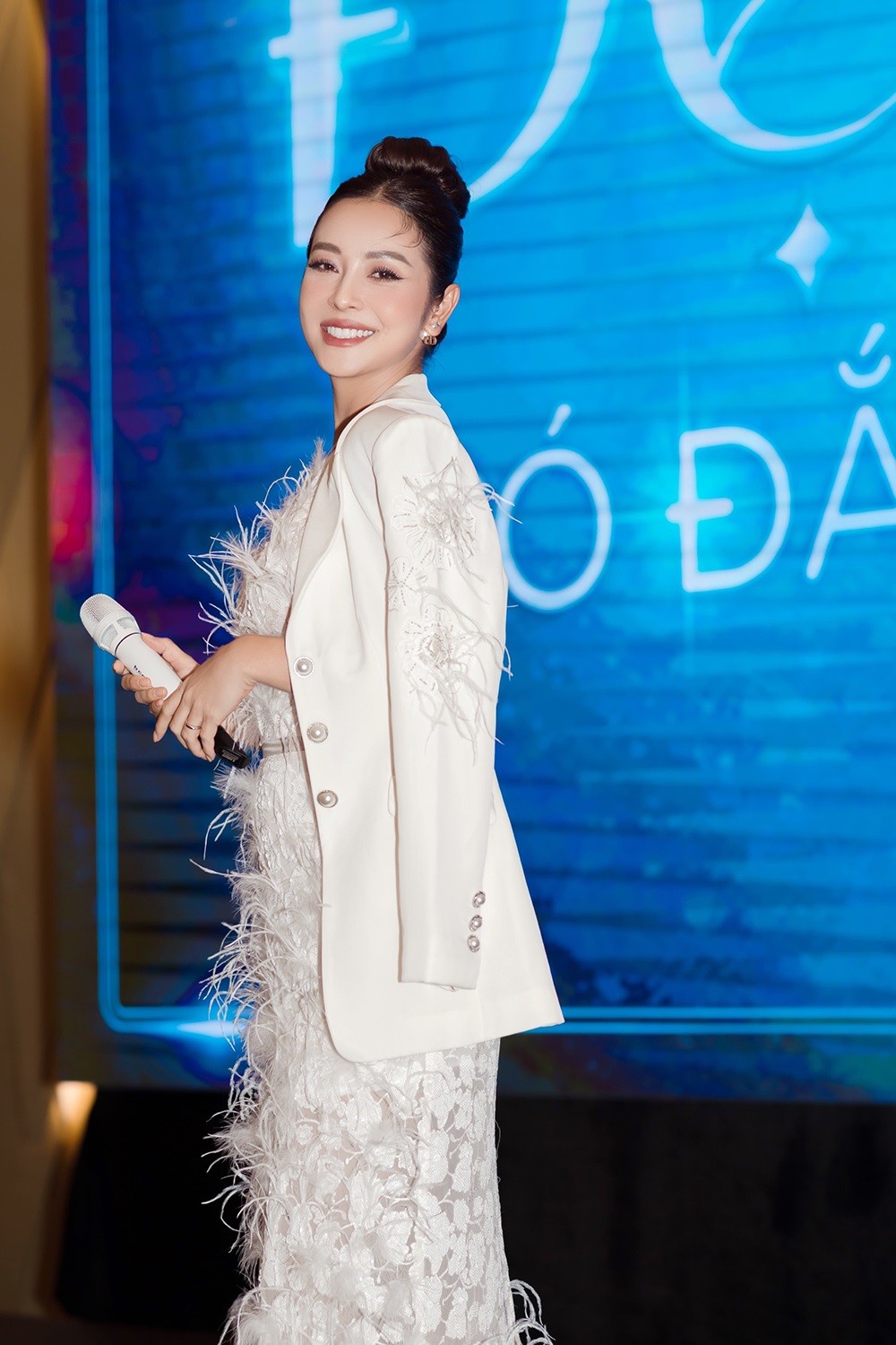 Hoa hậu Jennifer Phạm đẹp như nữ sinh với đầm trắng tinh tế kết hợp trang điểm kiểu trong veo