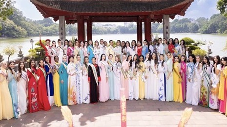 Hoa hậu Hòa bình quốc tế 2023: Dàn thi sinh mặc áo dài Việt Nam tham quan, tìm hiểu văn hóa Hà Nội