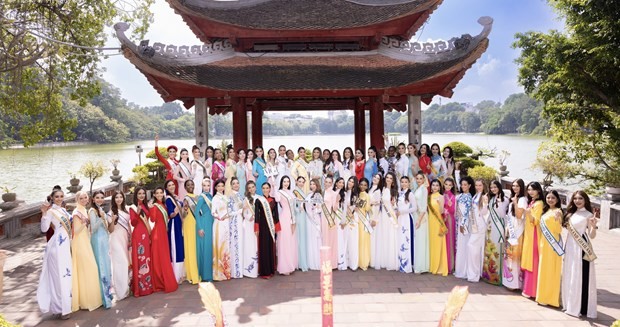 Dàn thí sinh Hoa hậu Hòa bình quốc tế 2023 với trang phục áo dài Việt Nam chụp ảnh tại Hà Nội. (Nguồn: Vietnam+)