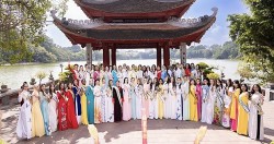 Hoa hậu Hòa bình quốc tế 2023: Dàn thi sinh mặc áo dài Việt Nam tham quan, tìm hiểu văn hóa Hà Nội