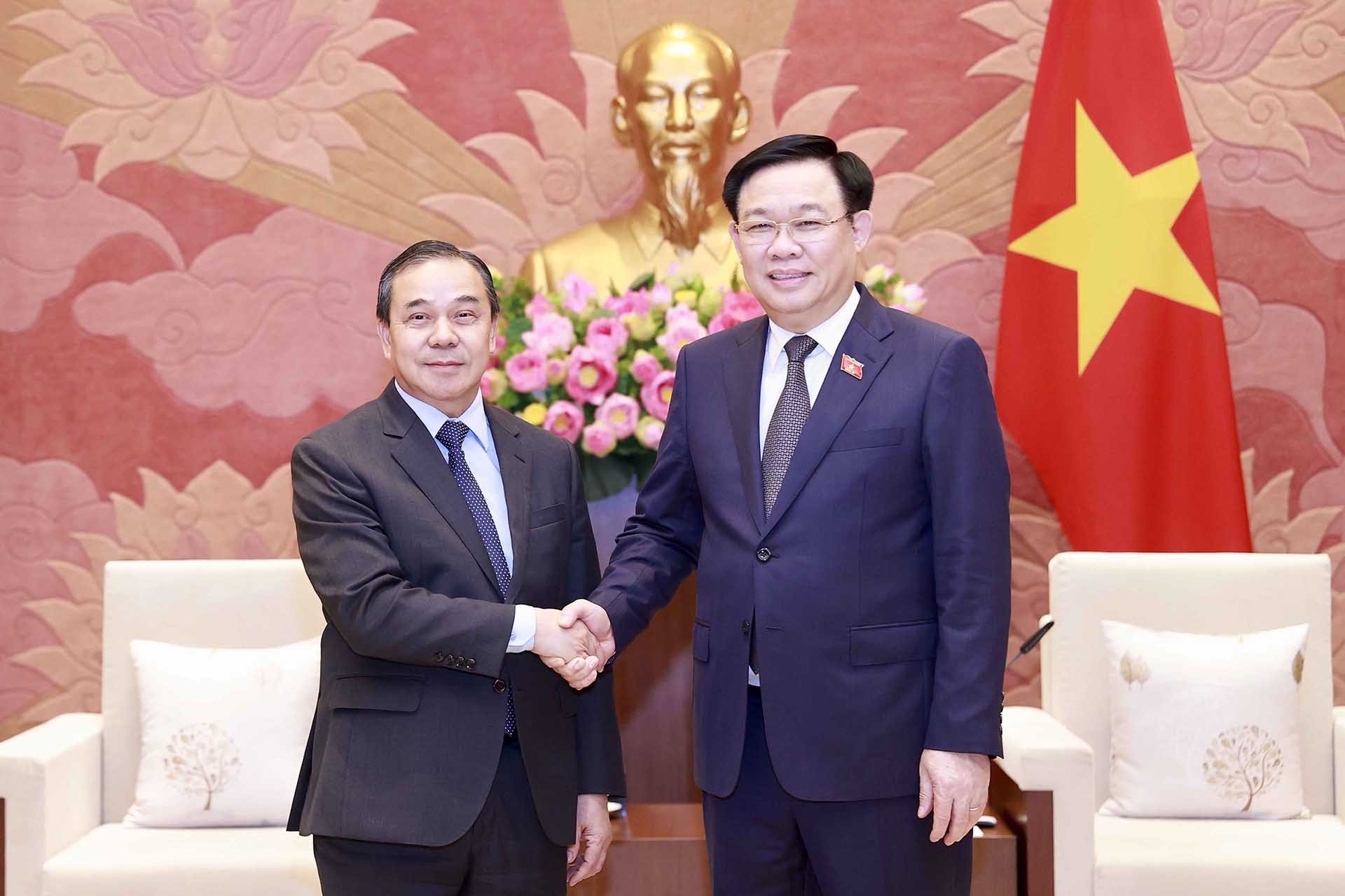 Chủ tịch Quốc hội Vương Đình Huệ tiếp Đại sứ Lào Sengphet Houngboungnuang. (Nguồn: TTXVN)
