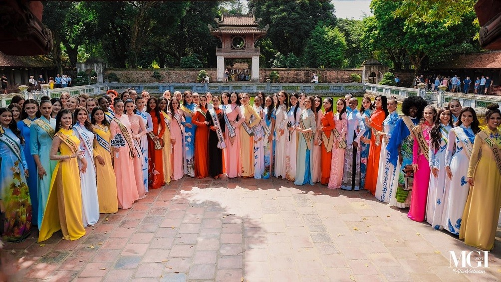 Sau 2 ngày tới Hà Nội, 69 thí sinh Hoa hậu Hòa bình 2023 bắt đầu hành trình tham gia các hoạt động trải nghiệm. Sáng 5/10, dàn người đẹp đến thăm những di tích, thắng cảnh của Thủ đô bao gồm hồ Gươm và Văn Miếu Quốc Tử Giám.