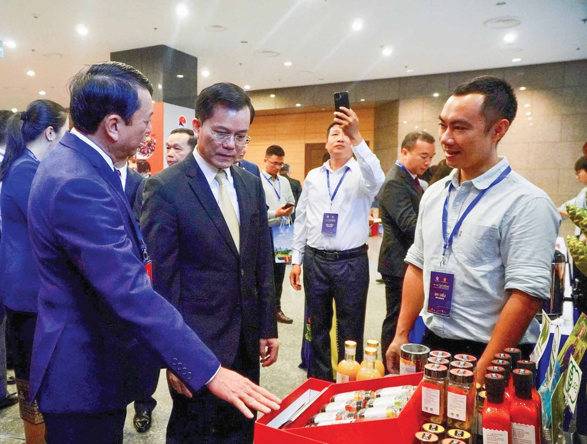 Thứ trưởng Hà Kim Ngọc tham quan gian hàng triển lãm sản phẩm của Cao Bằng tại Hội nghị. (Ảnh: Tuấn Việt)
