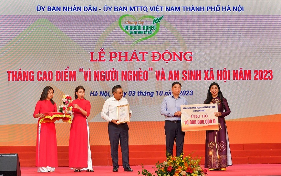 Vietcombank ủng hộ 10 tỷ đồng trong tháng cao điểm ‘Vì người nghèo’ và an sinh xã hội TP. Hà Nội năm 2023